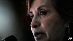 ARCHIVO - La presidenta peruana Dina Boluarte se dirige a la prensa al finalizar la Cumbre de la Amazonía, el 8 de agosto de 2023, en Belém, Brasil