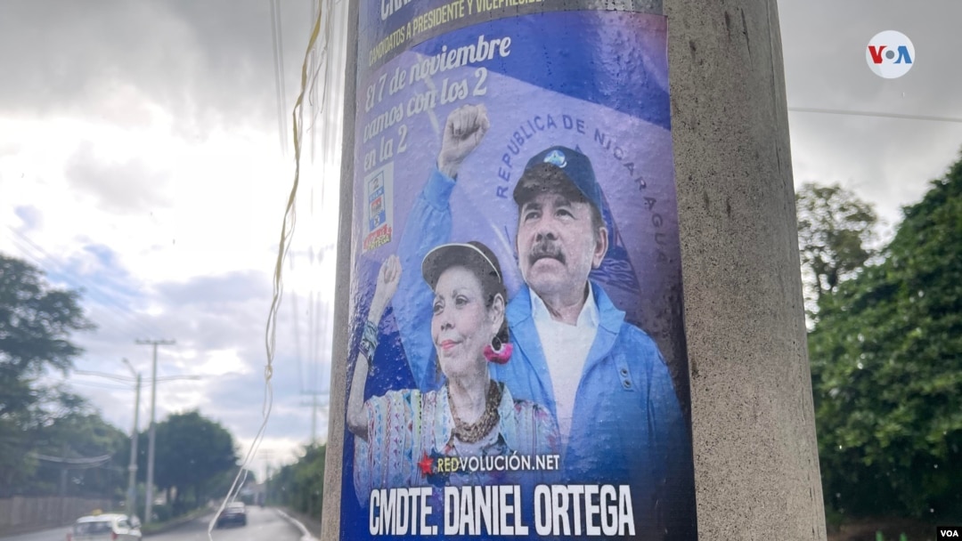 Cartel con la imagen del presidente de Nicaragua, Daniel Ortega, junto a su esposa, la vicepresidenta Rosario Murillo, en una calle de Managua, Nicaragua. 