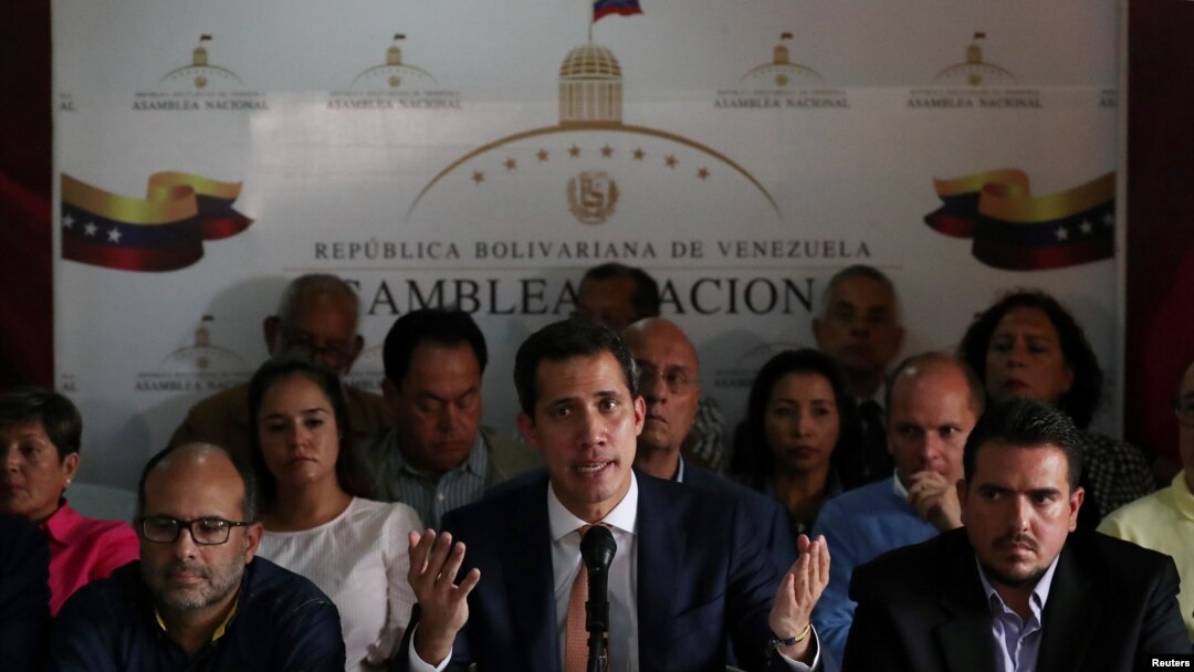 El líder opositor venezolano Juan Guaido, a quien muchas naciones han reconocido como el legítimo gobernante interino del país, habla durante una conferencia de prensa en Caracas, Venezuela, el jueves 9 de mayo.