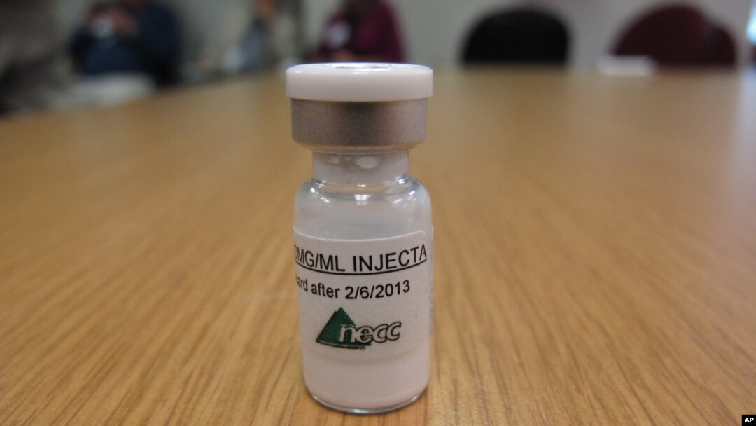 Un frasco con esteroides inyectables del New England Compounding Center, el medio por el que se ha esparcido un brote de meningitis fúngica, es mostrado en el departamento de Salud en Nashville, Tennessee.