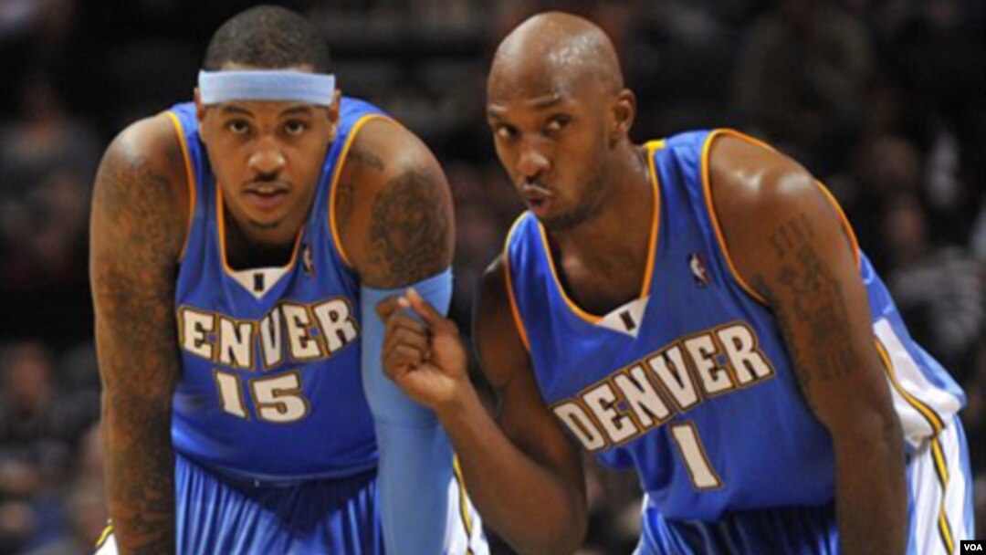 Carmelo Anthony (izq.) dialoga con su ex compañero en Denver Chauncey Billups. Anthony posee un promedio de 25,2 puntos por partido esta temporada.
