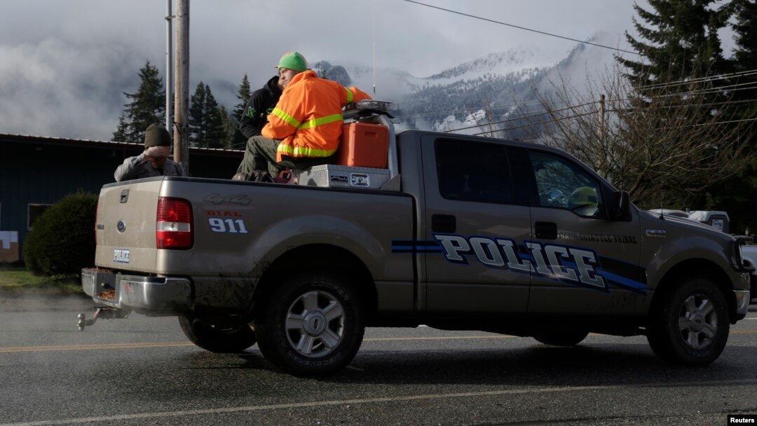 Rescue workers, volunteers depart fire station in Darrington, Washington, March 26, 2014.
