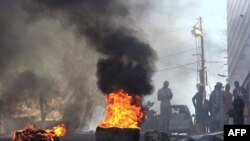 Esta imagem captada pela AFPTV mostra pneus em chama perto da principal prisão de Porto Príncipe, no Haiti, a 3 de março de 2024, após uma fuga de milhares de reclusos.