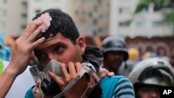 Las manifestaciones contra el gobierno se iniciaron a fines de marzo tras dos sentencias del Tribunal Supremo de Justicia en las que asumieron las competencias legislativas del Congreso y limitó la inmunidad de los diputados.