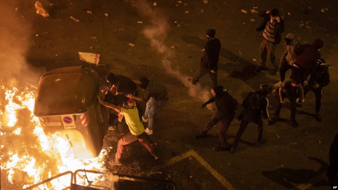 Protesters barricade during clashes with police in Barcelona. (AP)
