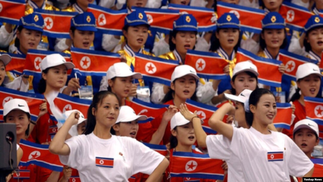 북한이 인천아시안게임에 응원단을 파견하지 않기로 했다고 밝혔다. 사진은 지난 2002년 10월 부산 부경대체육관에서 열린 부산아시안게임 역도 경기에서 단체 응원을 펼치는 북한 응원단 모습.