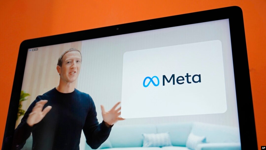 Visto en la pantalla de un dispositivo en Sausalito, California, el CEO de Facebook, Mark Zuckerberg, anuncia el nuevo nombre de la compañía, Meta, durante un evento virtual, el 28 de octubre de 2021.