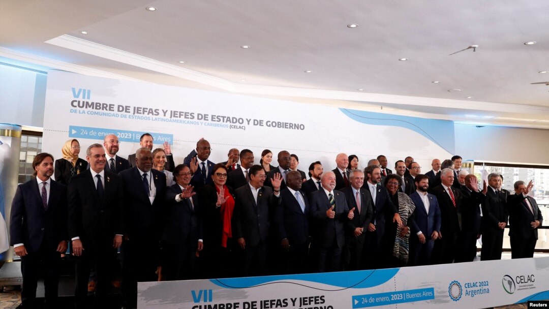 Líderes de los Estados de América Latina y el Caribe posan para una foto familiar durante la VII Cumbre de Jefes de Estado y de Gobierno de la Comunidad de Estados Latinoamericanos y Caribeños (CELAC) en Buenos Aires, el 24 de enero de 2023.