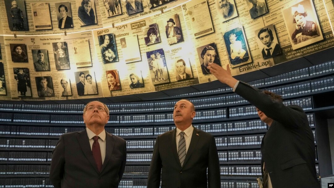 25 Mayıs 2022 - Dışişleri Bakanı Mevlüt Çavuşoğlu, Kudüs’teki Yad Vashem Dünya Holokost Anma Merkezi’ni, Merkez’in Başkanı Dani Dayan (solda) ile beraber ziyaret etti. 