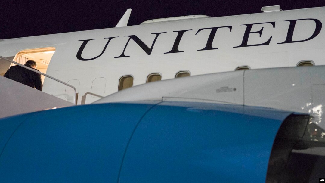 Arhiva - Državni sekretar SAD Majk Pompeo ukrcava se u avion u vojnoj vazduhoplovnoj bazi Endrjuz, Merilend, 5. jula 2018.