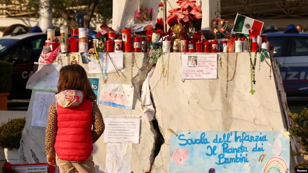 Velas y votos por la salud del papa Francisco en el exterior del hospital Gemelli de Roma, donde se encuentra ingresado, el 6 de marzo de 2025