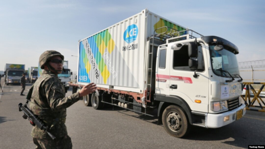 28일 한국 경기도 파주시 통일대교에서 에이스경암의 대북지원 차량이 임진강을 건너고 있다. 이날 에이스경암은 복합비료, 온실 건설자재, 영농기자재 등 농업협력물자 컨테이너 22대 분량을 황해북도 사리원시에 전달할 예정이다. 민간단체 대북 비료지원은 지난 2010년 5·24 제재 조치 이후 이번이 5년 만에 처음이다.