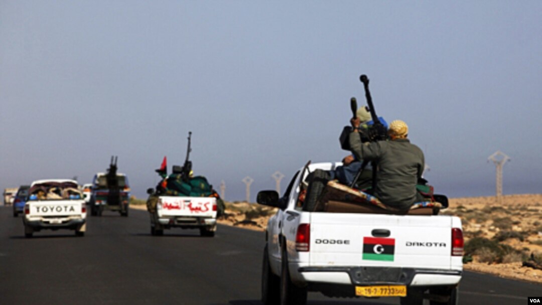 Fuerzas rebeldes se mueven rápidamente desde la oriental ciudad de Bengasi hacia Sirte para reforzar los ataques contra la ciudad natal de Gadhafi.
