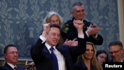 Isinothi uMnu Elon Musk okhokhela ugatsha lweDOGE.