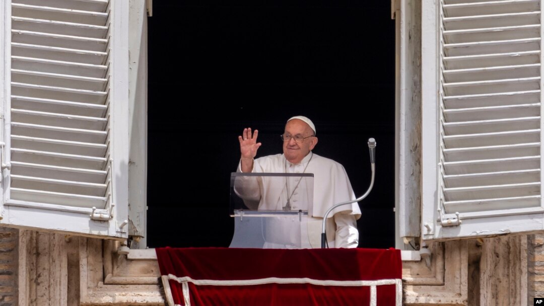 El papa Francisco saluda a los fieles en la Plaza de San Pedro desde una ventana del Vaticano el 9 de junio de 2024.