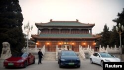 資料照：特斯拉CEO馬斯克在北京與中國總理李克強會談期間，一輛特斯拉汽車停在中南海的一所建築外。 （2019年1月9日）