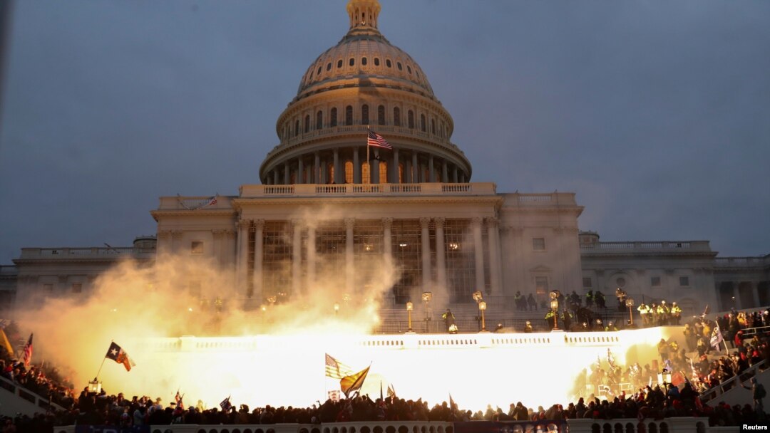 La sede del poder legislativo de Estados Unidos, el Congreso, envuelto en una llamarada tras la explosión de un artefacto, el 6 de enero de 2020.