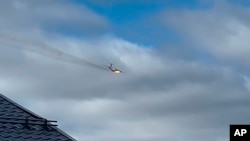 En esta foto tomada de un video publicado por el canal Ivanovo Novosti en Telegram el martes 12 de marzo de 2024, se ve un avión militar ruso Il-76 en llamas sobre Ivanovo, Rusia.
