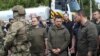 El presidente ucraniano, Volodymyr Zelenskyy, visita un área inundada por la rotura de una represa en la región de Jersón el 8 de junio de 2023.