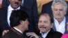ARCHIVO - El presidente de Nicaragua, Daniel Ortega, a la derecha, saluda al exmandatario de Bolivia, Evo Morales, durante la foto de familia en la cumbre de la Comunidad de Estados Latinoamericanos y Caribeños (CELAC), en enero de 2015.
