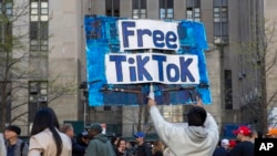 Mtu mmoja akiwa amebeba bango la TikTok mbele ya mahakama ambapo kesi ya Donald Trump ilianza kusikilizwa Aprili 15, 2024, huko New York.
