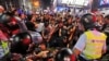 香港警察2014年11月26日與雨傘運動佔中行動的抗議人士對峙。