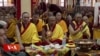 སེ་ར་དང་གྲྭ་ཚང་བྱེས་སྨད་གསུམ་གྱིས་བརྟན་བཞུགས་བསྟར་འབུལ། 