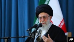 آیت‌اﻟله علی خامنه‌ای روز ۱۳ اردیبهشت ماه خطاب به آمریکایی‌ها گفت، شماه هم بروید در "خلیج خوک‌ها" رزمایش برگزار کنید.
