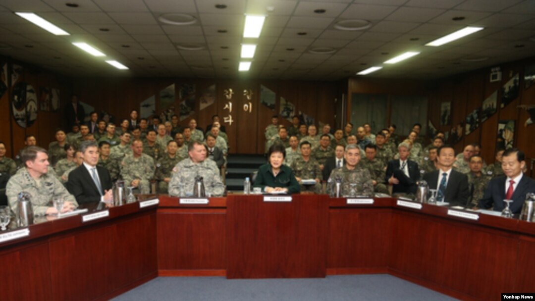 한국 박근혜 대통령 당선인이 22일 서울 용산 한미연합사령부를 방문, 보고받기에 앞서 모두발언을 하고 있다.