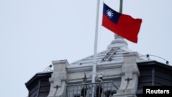 2023年10月10日，在台灣台北舉行的國慶慶典上，儀隊在總統府升起台灣國旗。 （路透社）