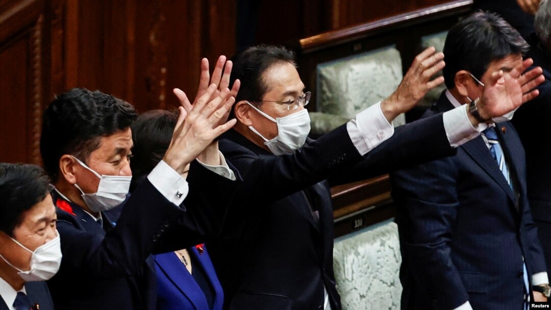 기시다 후미오(가운데) 일본 총리가 14일 도쿄 의사당에서 중의원 해산 선언 뒤 각료들과 만세를 외치고 있다.