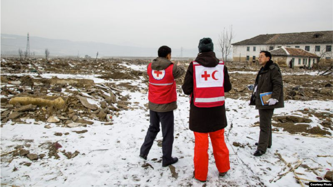 국제적십사자(IFRC) 직원들이 지난 2016년 12월 북한 수해 지역을 방문해 피해 상황을 확인하고 있다. 사진 제공: IFRC.