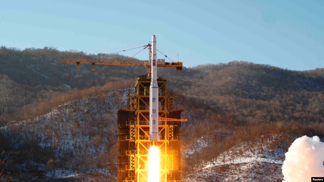 지난 2012년 12월 북한 관영 조선중앙통신이 배포한 '은하 3호' 장거리 로켓 발사 장면. (자료사진)