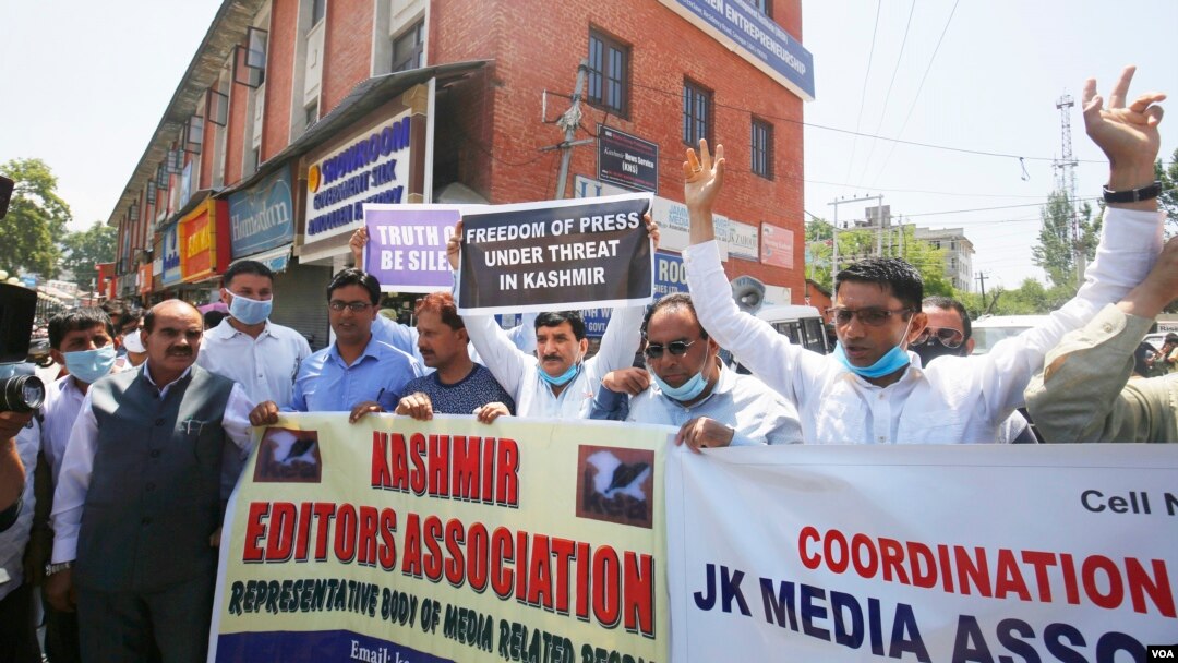 Journalists take part in a demonstration highlighting the shrinking space of media freedom, in Srinagar, Kashmir. (Daanish Bin Nabi/VOA)