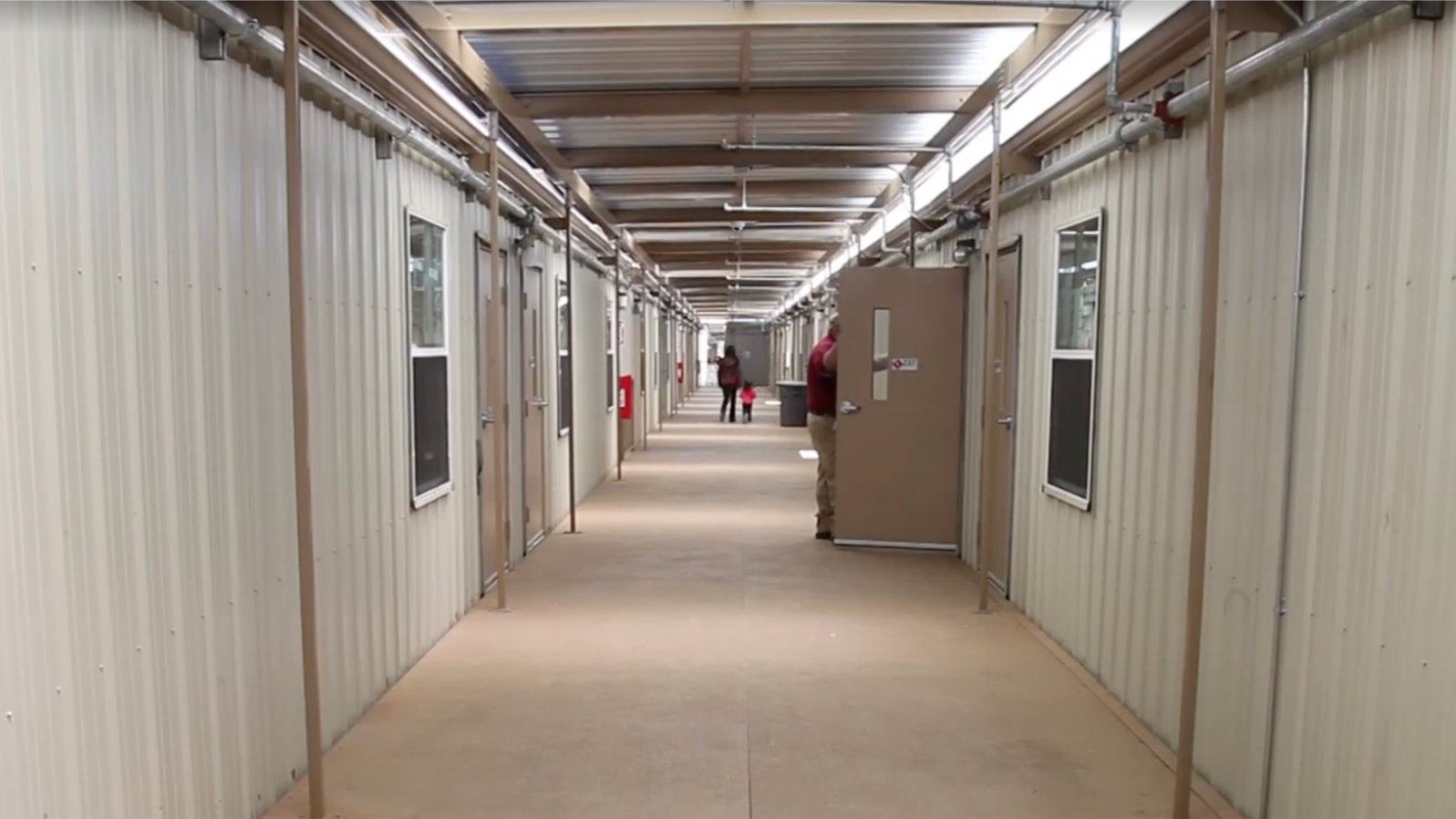 The U.S. government has revived a five-year contract with a private detention center in Texas that was designed to hold migrant families. (Undated video still/VOA Spanish)
