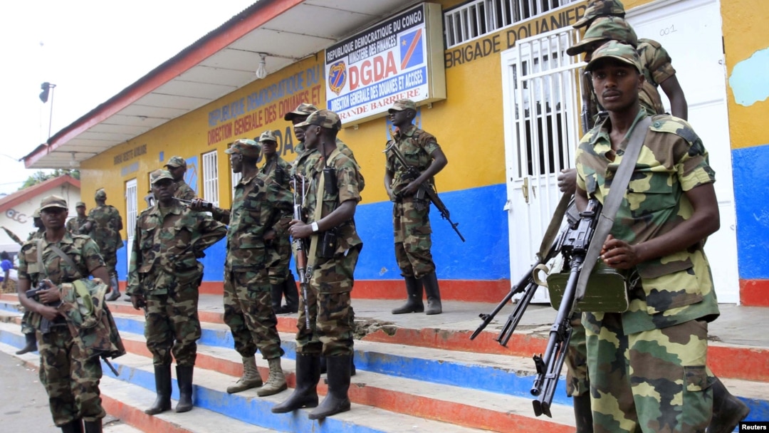 Congolese Revolution Army (CRA) rebels stand guard at the border entry into Rwanda near Goma in the eastern Democratic Republic of Congo (DRC), November 20, 2012.