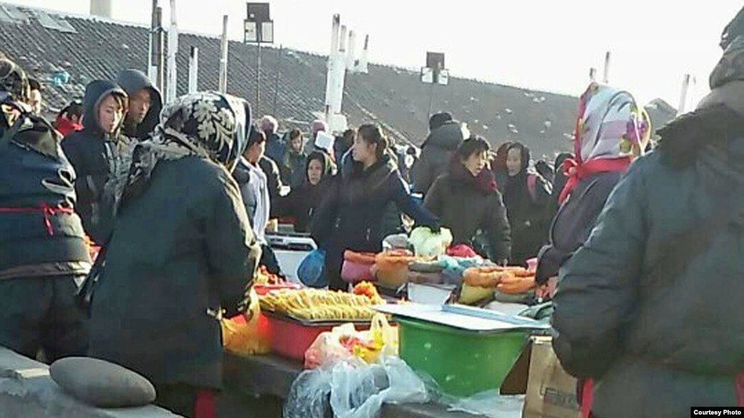 지난 2017년 12월 북한 청진의 장마당.