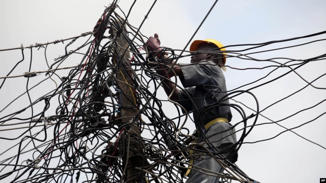 Nigeria Power employee works on a tangle of lines, Lagos, July 22, 2011.