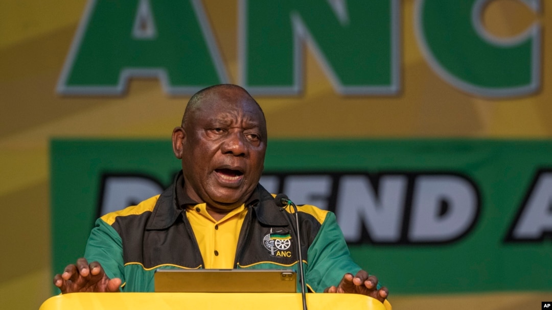 O Presidente da África do Sul, Cyril Ramaphosa, discursa na conferência nacional do Congresso Nacional Africano em Joanesburgo, África do Sul, na sexta-feira, dia 12 de dezembro. 