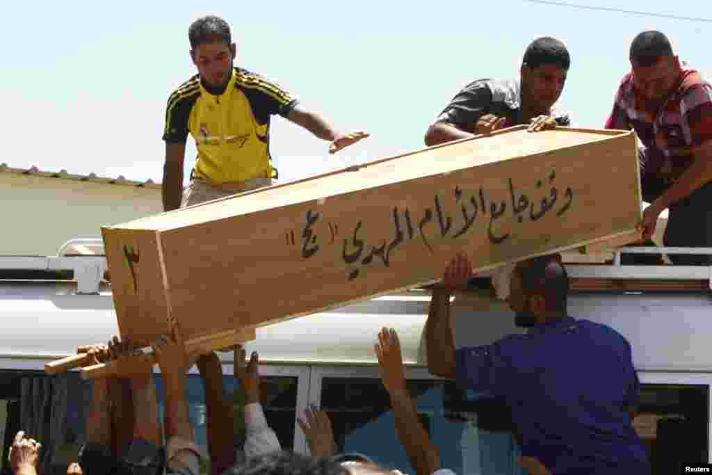 Relatives carry the coffin of victim killed in Tuesday's bomb attacks, during a funeral in Najaf, 160 km (100 miles) south of Baghdad, July 3, 2013.