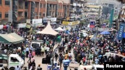 Watu wakitembea kwenye mji mkuu wa Uganda, Kampala, ambako mlipuko wa Ebola umetangazwa.Picha ya Januari 30, 2025.REUTERS/ Abubaker Lubowa.