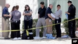 La madre trató de ahogarse en la tina cuando su hermano fue a buscar toallas para la sangre. Pese a que su condición es crítica en el hospital, se espera que sobreviva.