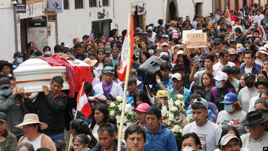 ARCHIVO - Decenas de personas asisten al cortejo fúnebre de Clemer Rojas, de 23 años, quien fue asesinado durante las protestas contra la presidenta Dina Boluarte, en Ayacucho, Perú, el sábado 17 de diciembre de 2022.