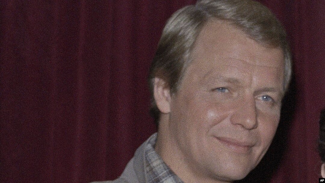ARCHIVO - David Soul es fotografiado en un evento en Los Ángeles, el 6 de diciembre de 1983.