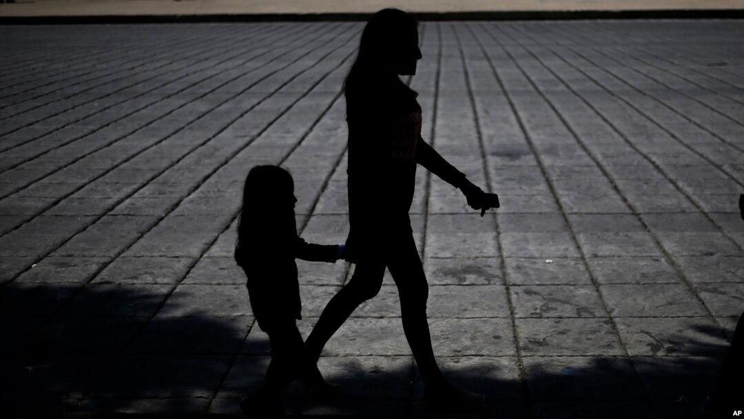 ARCHIVO - Los traficantes explotan a las mujeres y niñas peruanas y extranjeras, y en menor medida a los niños, en el tráfico sexual dentro del país.
