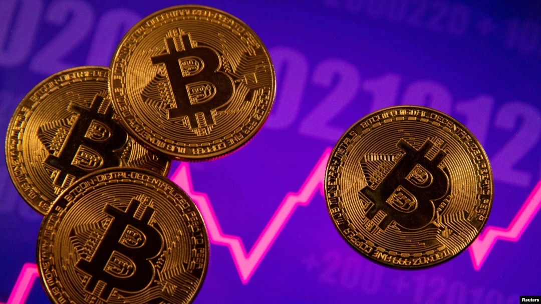 Una representación de la moneda virtual Bitcoin se ve frente a un gráfico de acciones en esta ilustración tomada el 15 de marzo de 2021. 