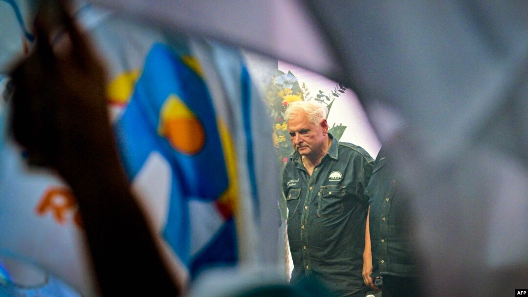 (ARCHIVOS) El expresidente y candidato presidencial panameño Ricardo Martinelli asiste a un mitin político en la ciudad de Panamá el 3 de febrero de 2024.
