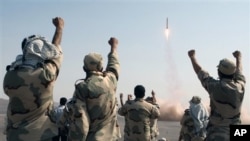 Eron askarlari raketa sinovini olqish bilan qarshi olmoqda. 3-iyul, 2012-yil.
