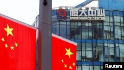 中國恆大集團在上海中心旁的中國國旗 （2021年9月24日）