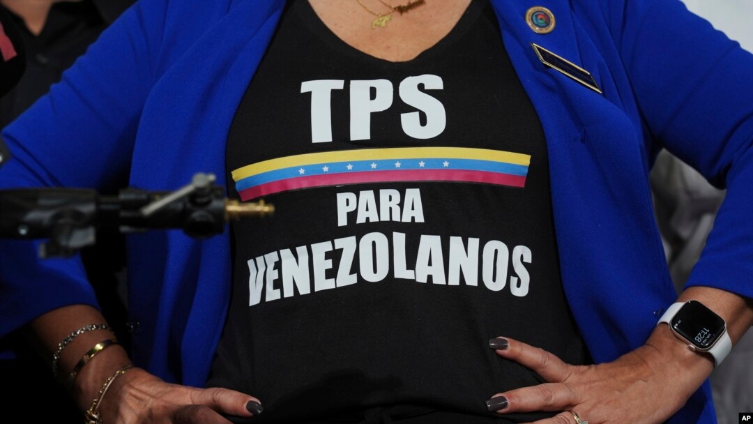 ARCHIVO - La activista Helene Villalonga usa una camiseta que pide el Estatus de Protección Temporal para los venezolanos durante una conferencia de prensa el lunes 3 de febrero de 2025, en Doral, Florida.